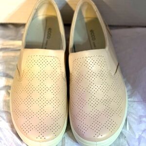 Ecco Women Casual Slip On Sneaker. Sz 8 Vanilla/cream color Perforated Leather